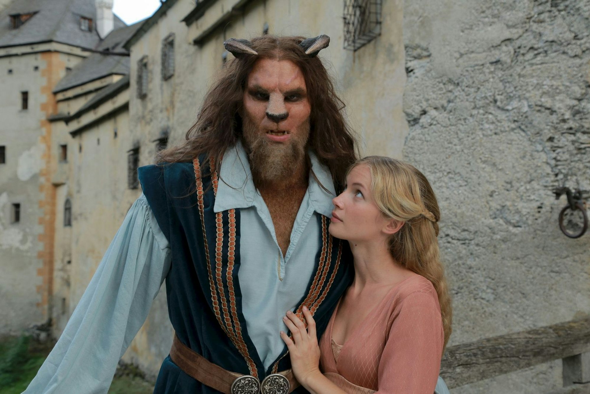 Die schöne Elsa (Cornelia Gröschel) gerät in die Gewalt eines furchteinflößenden Biestes (Maximilian Simonischek). (Bild: ZDF/Michael Mrkvicka)