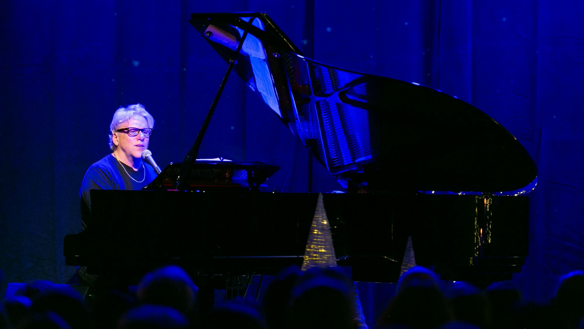 Silent Night: Der kanadische Singer-Songwriter Danny Plett sang am Flügel beim „Christmas Gospel“ im Martin-Luther-Haus in Bergneustadt-Wiedenest. In dieser Reihe ist er ein regelmäßiger Gast der Kirchengemeinde.