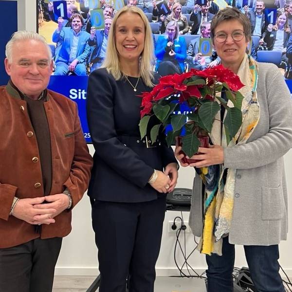 Susanne Kayser-Dobiey gratuliert Harald Könen und Dr. Monika Mertens.