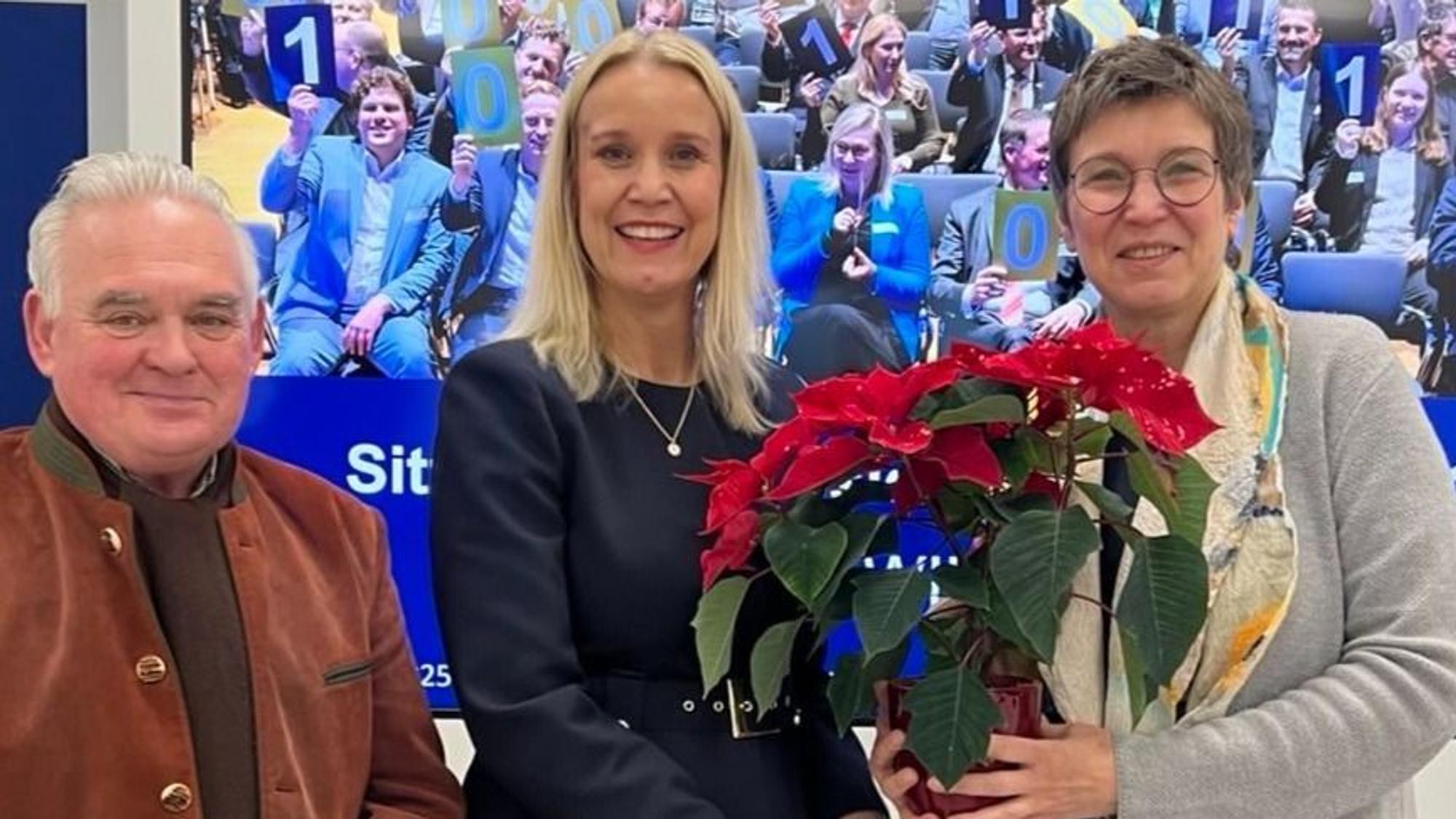 Susanne Kayser-Dobiey gratuliert Harald Könen und Dr. Monika Mertens.