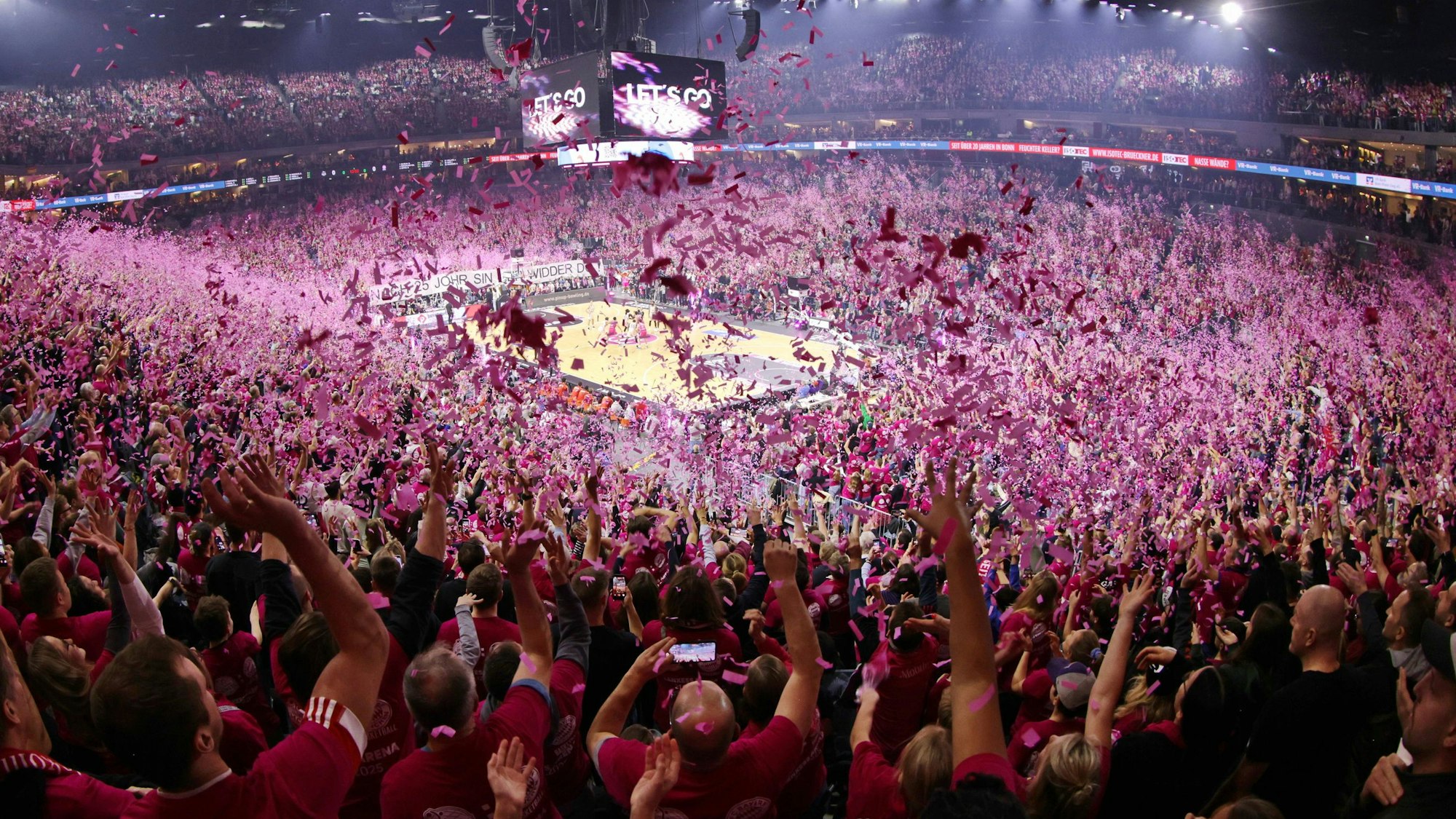 Fans mit Konfetti beim Spiel / Telekom Baskets Bonn vs. FC Bayern München Basketball Rekordspiel vor über 19.000 Zuschauern in der Lanxess Arena Kölnarena, Koelnarena 31. Speiltag - Saison 2025/26 *** Fans with confetti at Telekom Baskets Bonn vs FC Bayern Munich Basketball Record game in front of over 19,000 spectators in the Lanxess Arena Kölnarena, Koelnarena 31 Speiltag Saison 2025 26