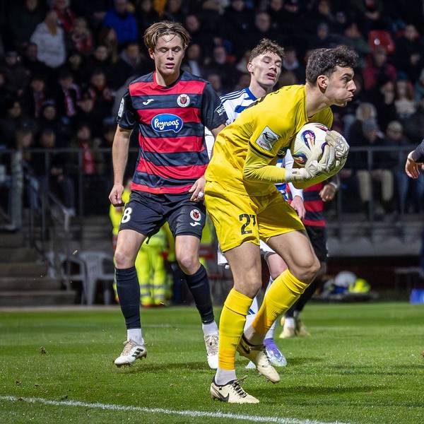 3. Liga: FC Viktoria Köln - MSV Duisburg, 21.12.2025 Arne Schulz Viktoria Köln, 27 hält Viktoria Köln im Spiel Köln, 21.12.2025, 19. Spieltag der 3. Fußball-Liga, FC Viktoria Köln - MSV Duisburg im Sportpark Hoehenberg in Köln. Die DFL-Bestimmungen verbieten die Verwendung von Fotografien als Bildsequenzen und / oder Quasi-Videos. *** 3 Liga FC Viktoria Köln MSV Duisburg, 21 12 2025 Arne Schulz Viktoria Köln, 27 holds Viktoria Köln in the game Cologne, 21 12 2025, 19 matchday of the 3 soccer league, FC Viktoria Köln MSV Duisburg at Sportpark Hoehenberg in Cologne The DFL regulations prohibit the use of photographs as image sequences and or quasi videos Copyright: xBEAUTIFULxSPORTS/LeahxKohringx