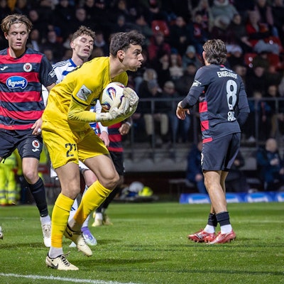 3. Liga: FC Viktoria Köln - MSV Duisburg, 21.12.2025 Arne Schulz Viktoria Köln, 27 hält Viktoria Köln im Spiel Köln, 21.12.2025, 19. Spieltag der 3. Fußball-Liga, FC Viktoria Köln - MSV Duisburg im Sportpark Hoehenberg in Köln. Die DFL-Bestimmungen verbieten die Verwendung von Fotografien als Bildsequenzen und / oder Quasi-Videos. *** 3 Liga FC Viktoria Köln MSV Duisburg, 21 12 2025 Arne Schulz Viktoria Köln, 27 holds Viktoria Köln in the game Cologne, 21 12 2025, 19 matchday of the 3 soccer league, FC Viktoria Köln MSV Duisburg at Sportpark Hoehenberg in Cologne The DFL regulations prohibit the use of photographs as image sequences and or quasi videos Copyright: xBEAUTIFULxSPORTS/LeahxKohringx