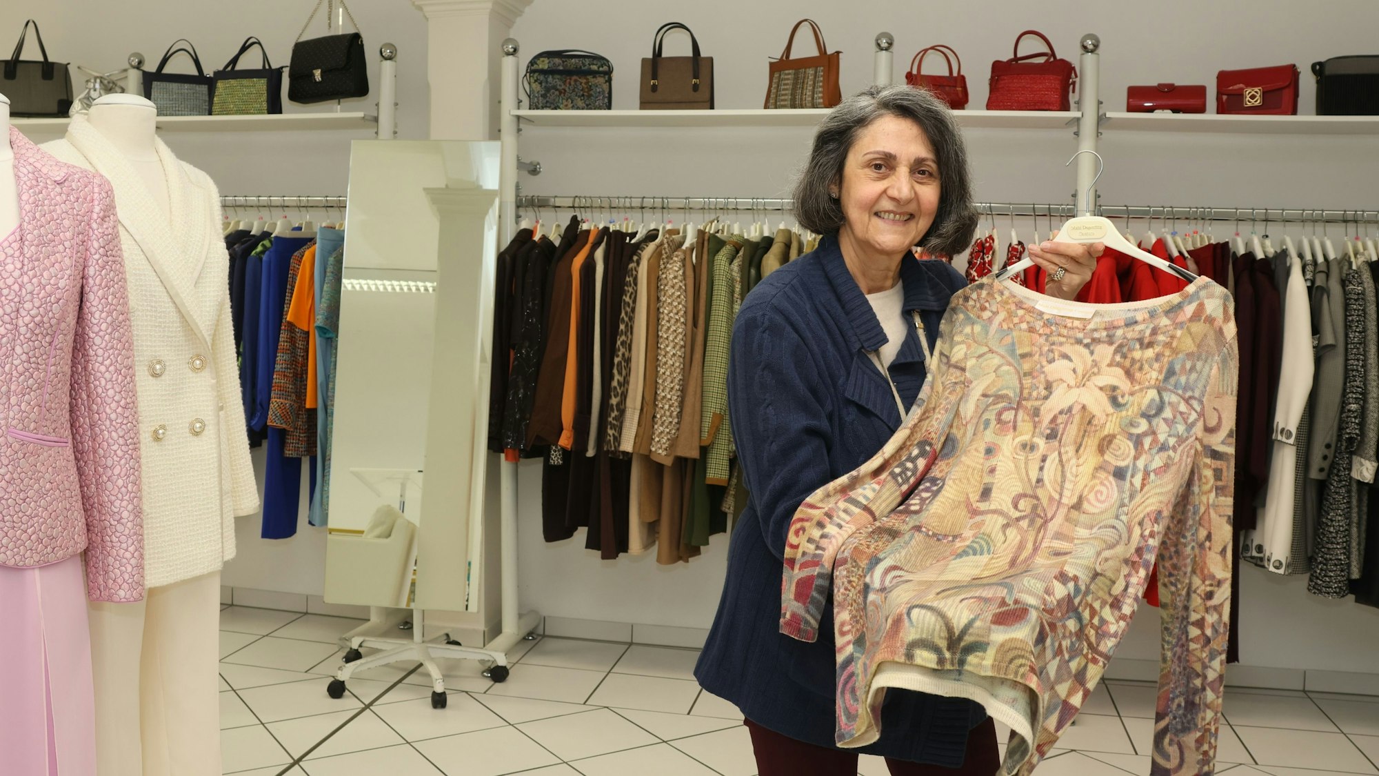 Mahi Degenhard im Ausstellungsraum.