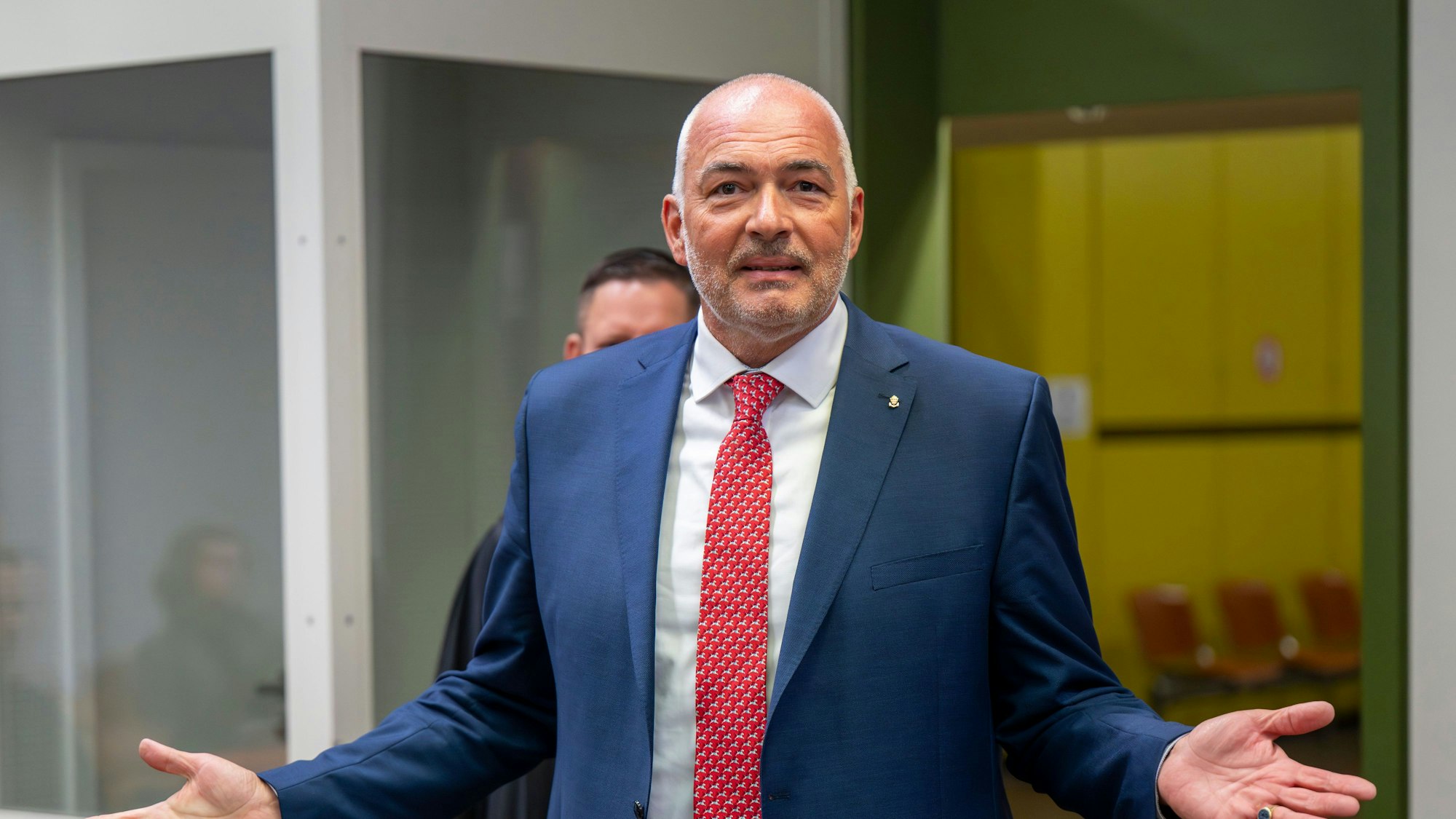 Der ehemalige CDU-Bundestagsabgeordnete Axel Fischer aus dem Wahlkreis Karlsruhe-Land betritt im Oktober 2025 den Gerichtssaal des Oberlandesgerichts München.
