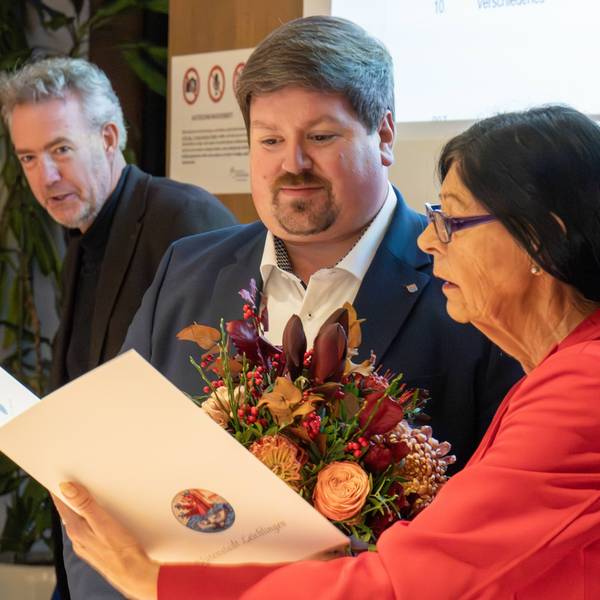 Maurice Winter hat es im zweiten Anlauf geschafft und ist neuer Bürgermeister der Stadt Leichlingen. Hier wird er im Stadtrat vereidigt. Rechts das dienstälteste Ratsmitglied Roswitha Süßelbeck.Stadt Leichlingen