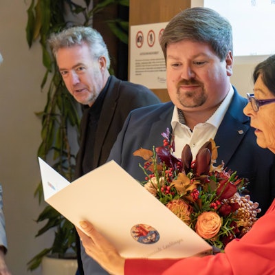Maurice Winter hat es im zweiten Anlauf geschafft und ist neuer Bürgermeister der Stadt Leichlingen. Hier wird er im Stadtrat vereidigt. Rechts das dienstälteste Ratsmitglied Roswitha Süßelbeck.Stadt Leichlingen