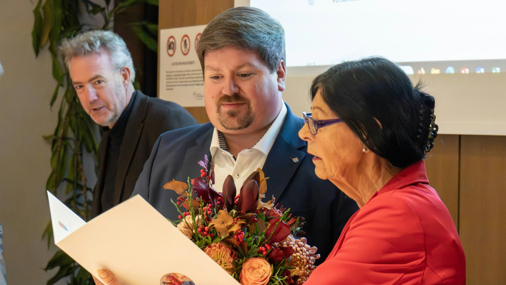 Maurice Winter hat es im zweiten Anlauf geschafft und ist neuer Bürgermeister der Stadt Leichlingen. Hier wird er im Stadtrat vereidigt. Rechts das dienstälteste Ratsmitglied Roswitha Süßelbeck.Stadt Leichlingen