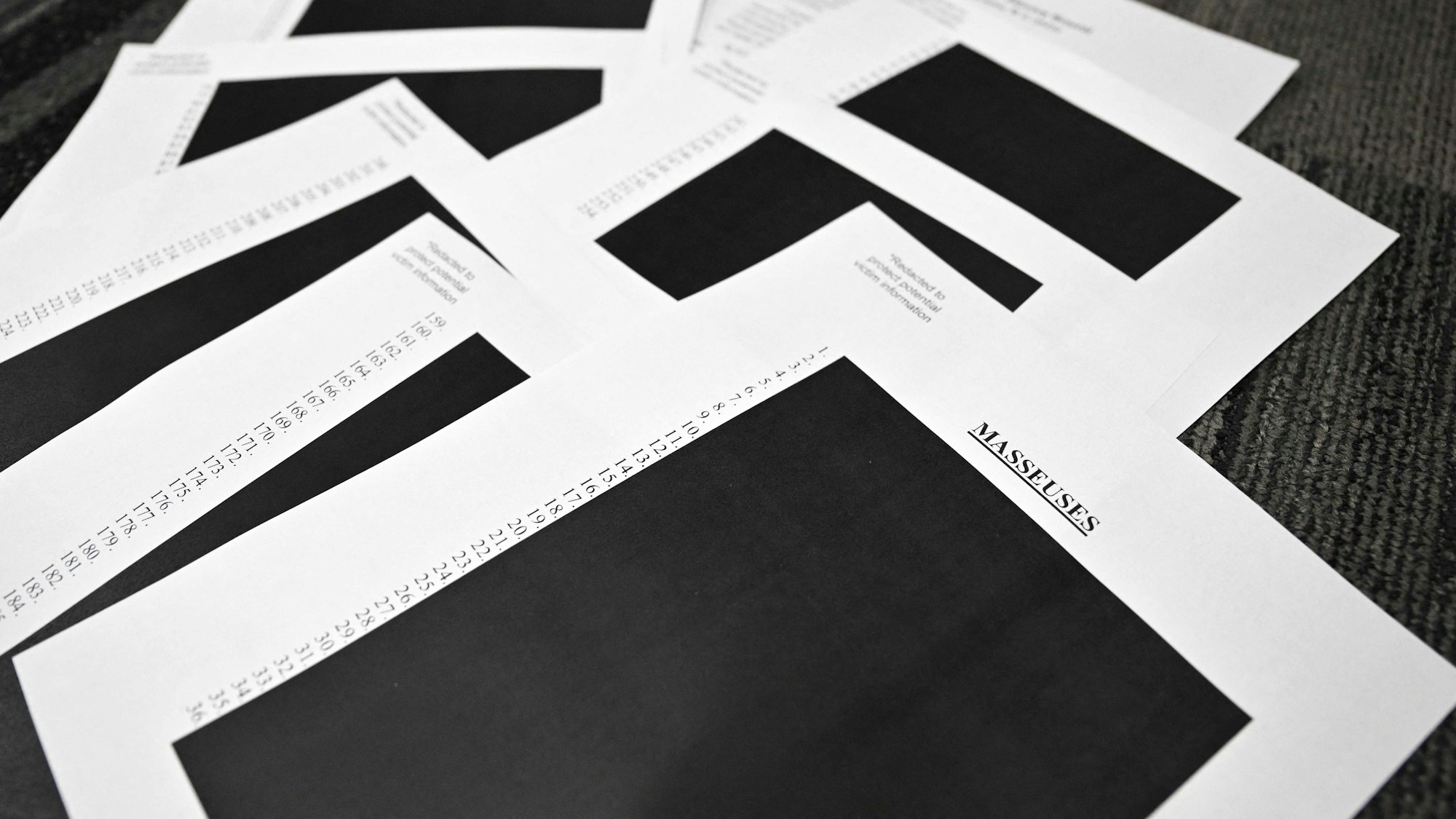 Dieses Foto, aufgenommen am 19. Dezember 2025 in Washington, D.C., zeigt redigierte Dokumente, nachdem das US-Justizministerium damit begonnen hatte, die lang erwarteten Unterlagen aus den Ermittlungen zu dem politisch brisanten Fall des verurteilten Sexualstraftäters Jeffrey Epstein freizugeben.