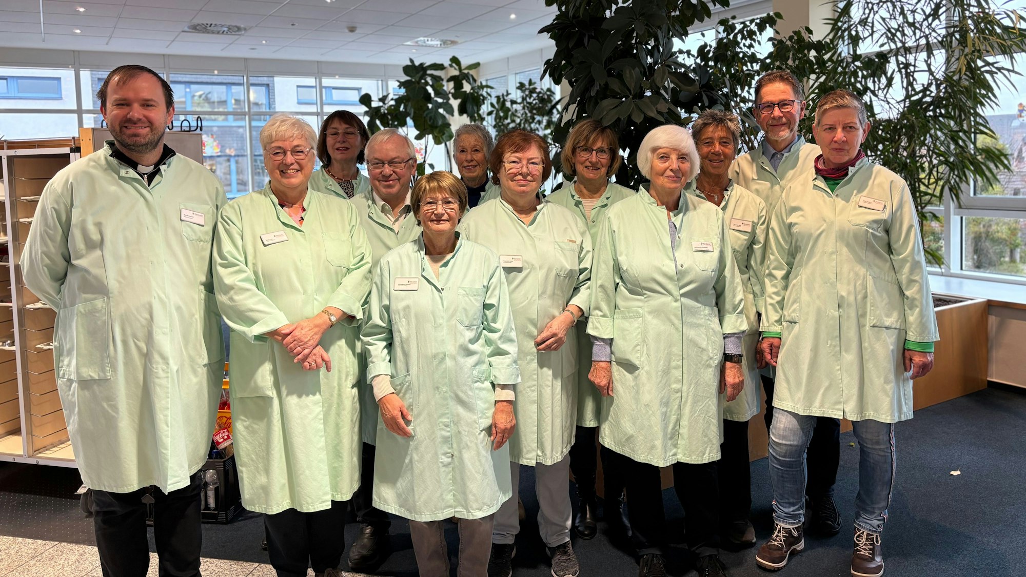 Zwölf der derzeit 15 Ehrenamtlerinnen und Ehrenamtler bei einem gemeinsamen Termin im Krankenhaus.