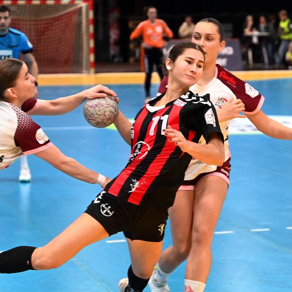 09.11.2025, Handball-Bayer 04 Leverkusen-Buchholz
rechts: Mia Cruzado (Bayer)
Foto: Uli Herhaus