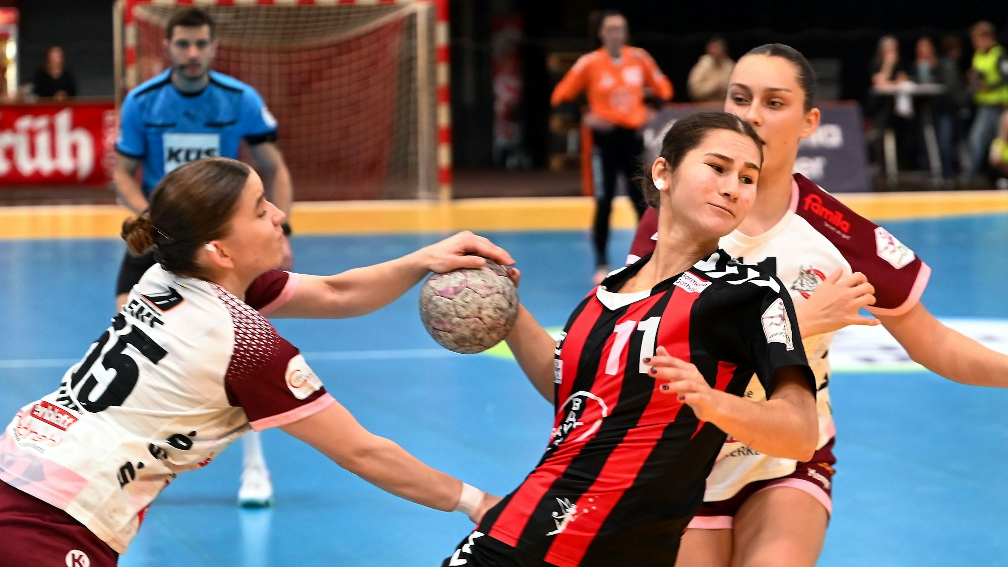 09.11.2025, Handball-Bayer 04 Leverkusen-Buchholz
rechts: Mia Cruzado (Bayer)
Foto: Uli Herhaus