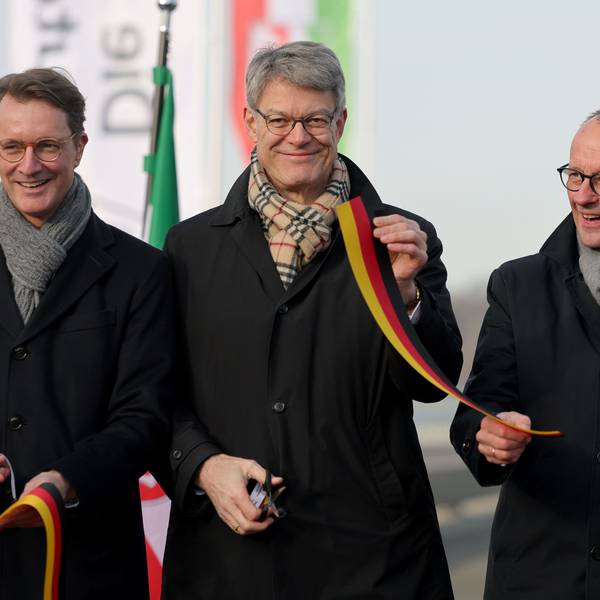 Hendrik Wüst (l-r, CDU), Ministerpräsident Nordrhein-Westfalen, Bundesverkehrsminister Patrick Schnieder (CDU) und Bundeskanzler Friedrich Merz (CDU) durchschneiden ein Band bei der Eröffnung der Rahmedetalbrücke.