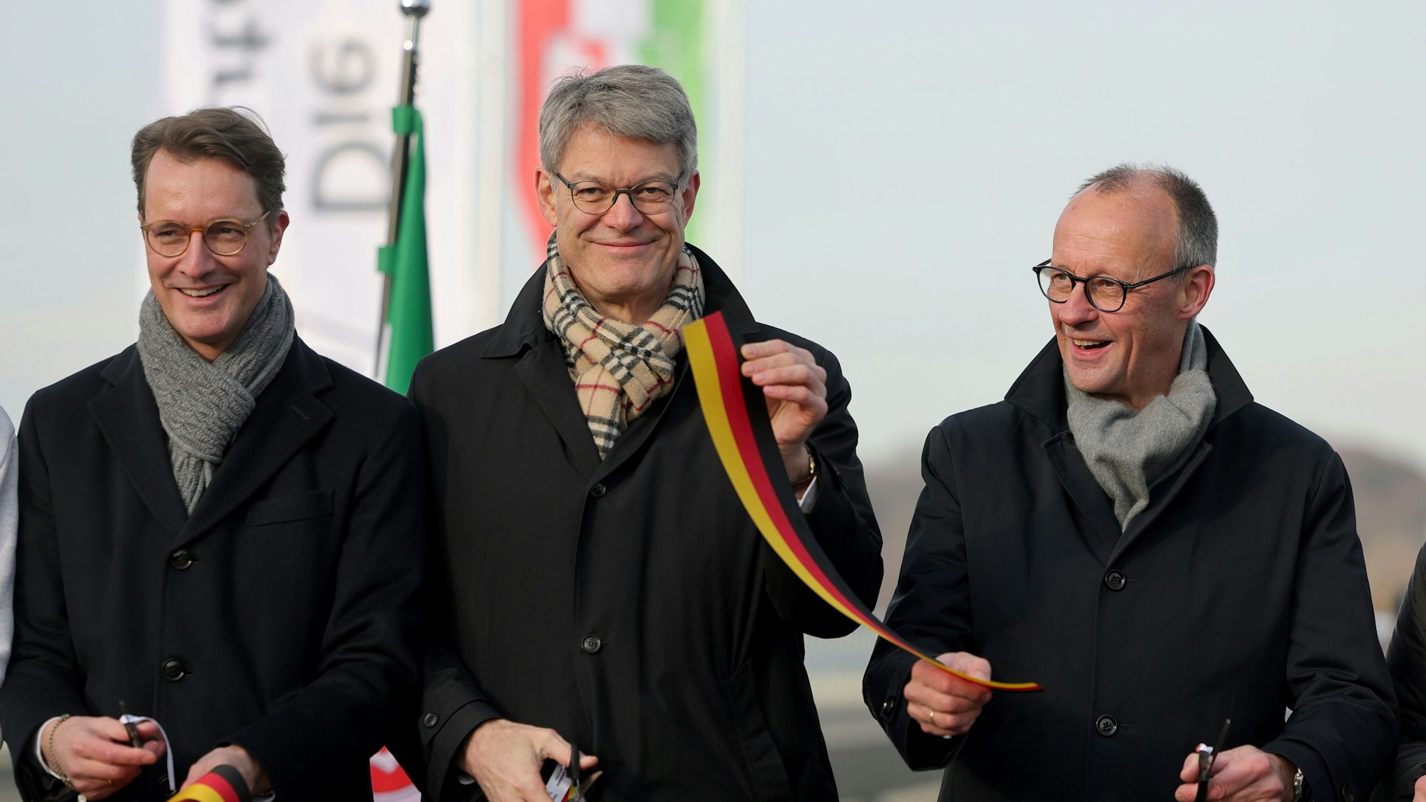 Hendrik Wüst (l-r, CDU), Ministerpräsident Nordrhein-Westfalen, Bundesverkehrsminister Patrick Schnieder (CDU) und Bundeskanzler Friedrich Merz (CDU) durchschneiden ein Band bei der Eröffnung der Rahmedetalbrücke.