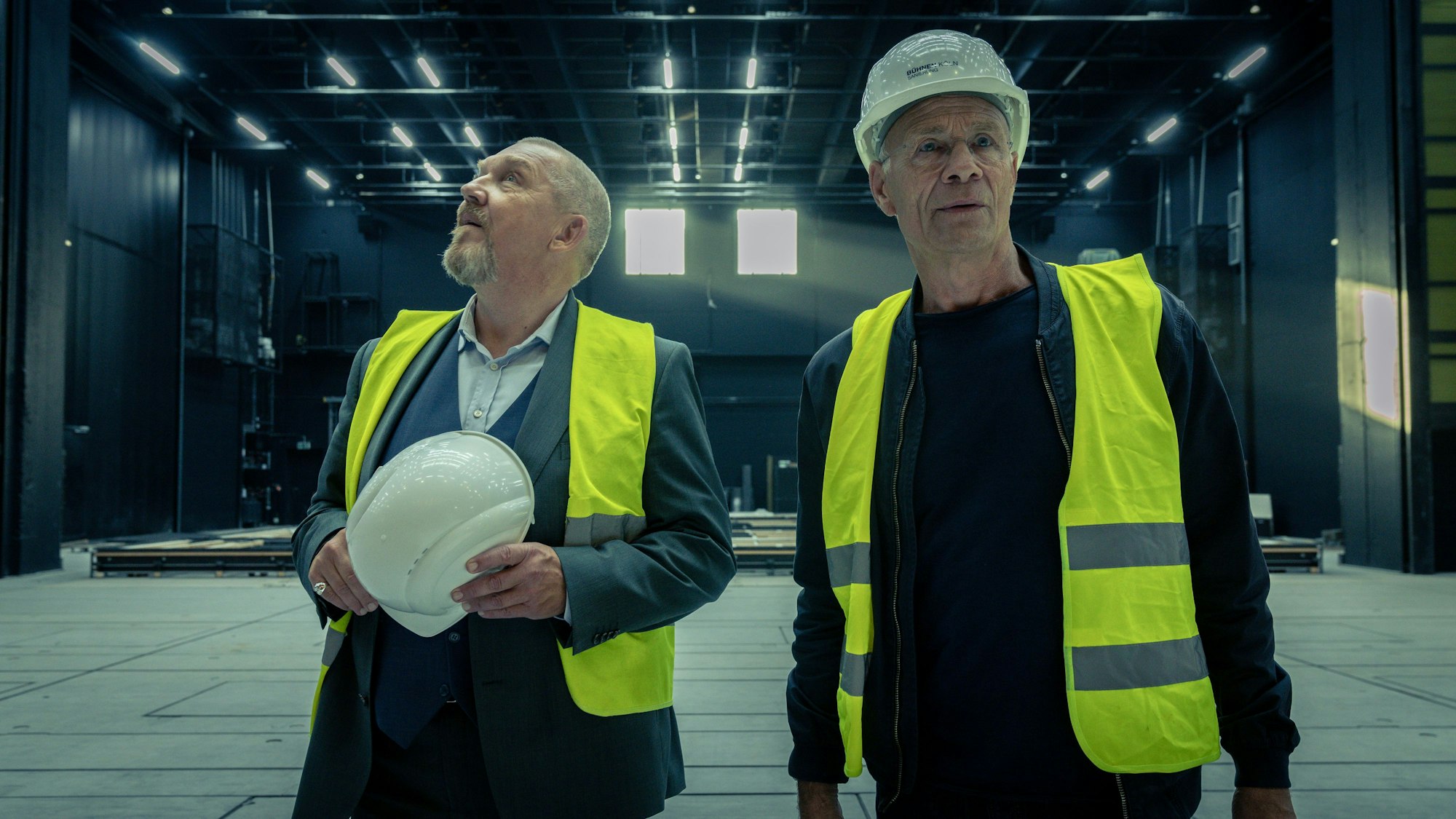 Die Kölner „Tatort“-Kommissare Max Ballauf (Klaus J. Behrendt, r.) und Freddy Schenk (Dietmar Bär) auf der Opernbaustelle.