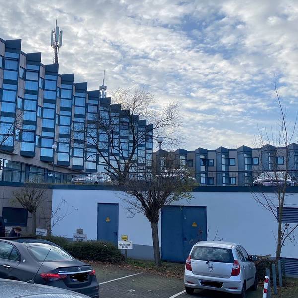 Zu sehen ist ein Brühler Hotel.