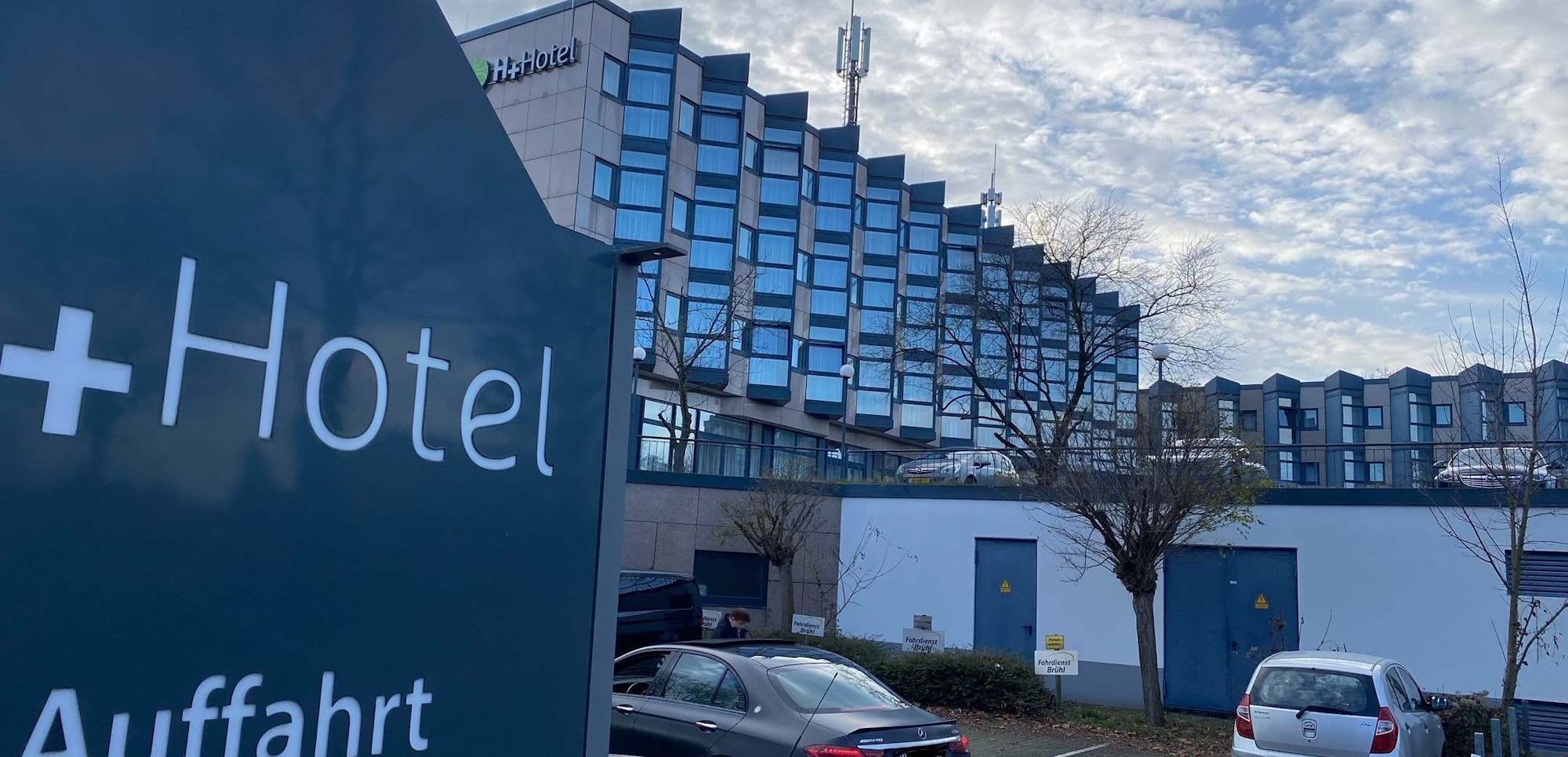 Zu sehen ist ein Brühler Hotel.