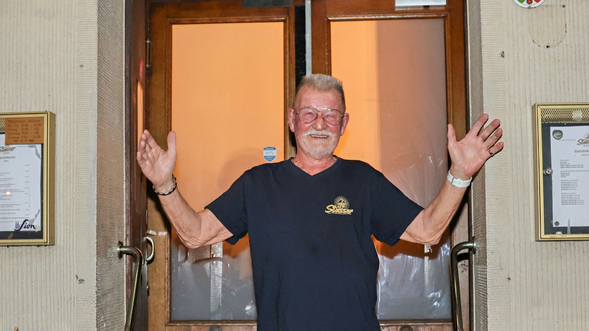 Köbes Karl Heinz Fischer steht vor dem Brauhaus Stüsser.