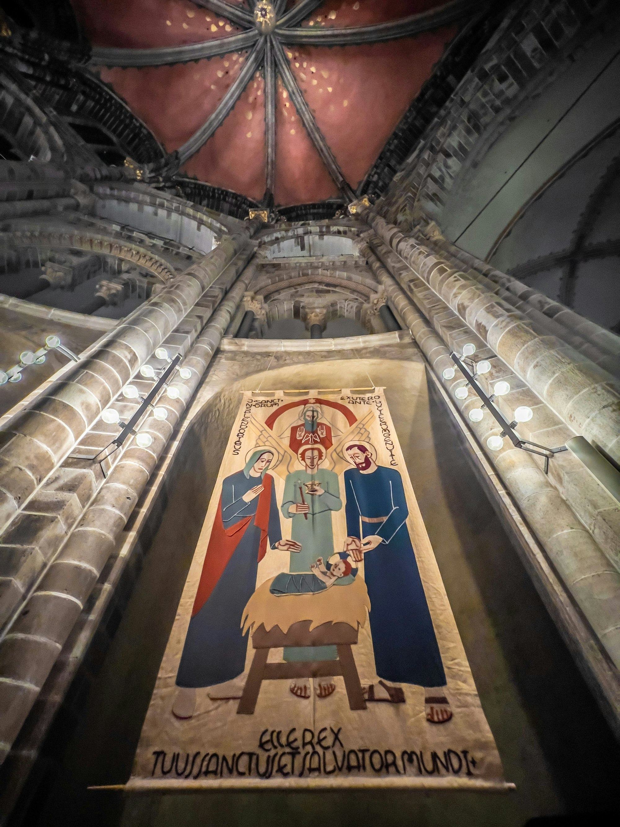 Die romanische Kirche Sankt Gereon mit der zehneckigen Grundfläche und der roten Kuppel gilt vielen als der schönste sakrale Innenraum nördlich von Rom.