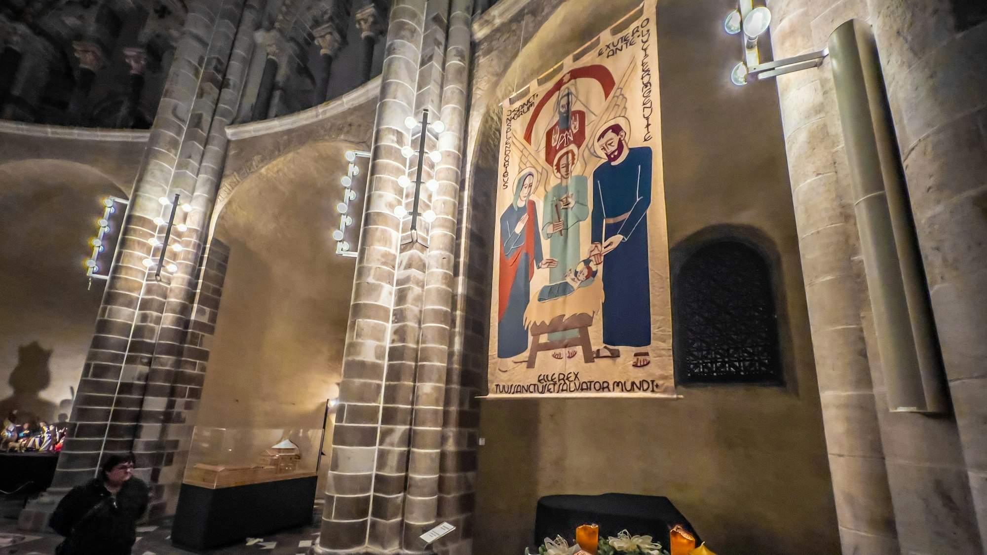 Die Symbolkrippe des Leichlinger Künstlers Carl Lambert Huschens von 1937, mit kritischen Elementen in der Bildsprache, die er für die später verbotenen Landesgemeinschaft der Krippenfreunde im Auftrag angefertigt hatte. Sie hängt derzeit in Sankt Gereon in Köln.