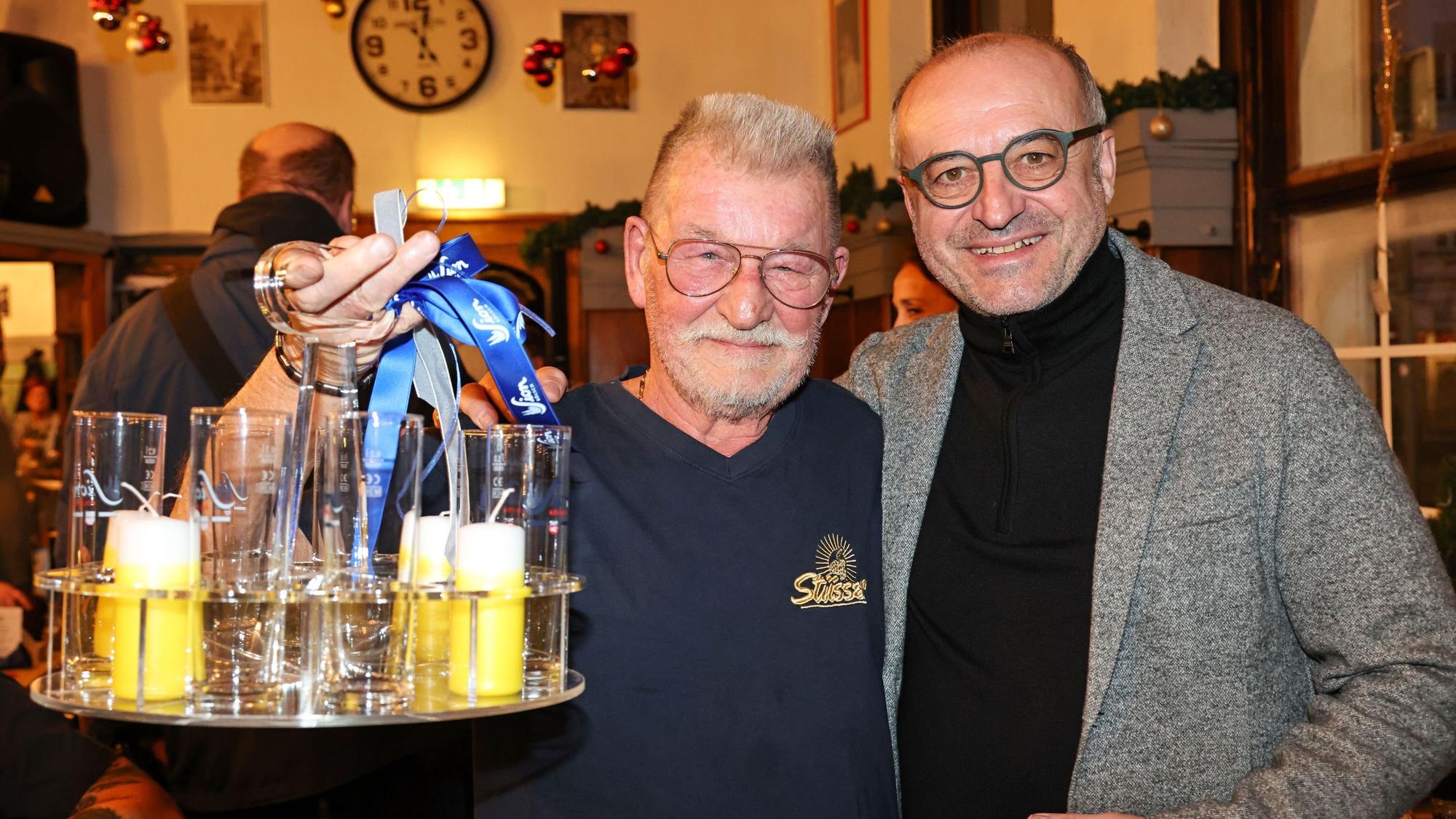Georg Schäfer verabschiedet Karl Heinz Fischer.