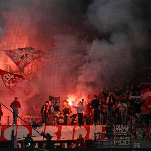 Teurer Spaß: FC-Fans während des Pokalspiels gegen Hertha BSC im Dezember 2024. Die Pyroshow kostete den 1. FC Köln 290.600 Euro.