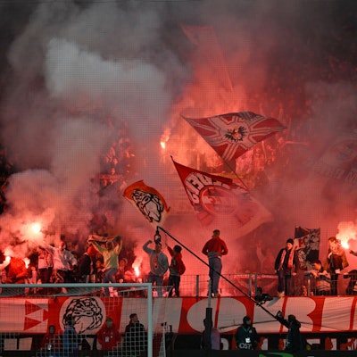 Teurer Spaß: FC-Fans während des Pokalspiels gegen Hertha BSC im Dezember 2024. Die Pyroshow kostete den 1. FC Köln 290.600 Euro.
