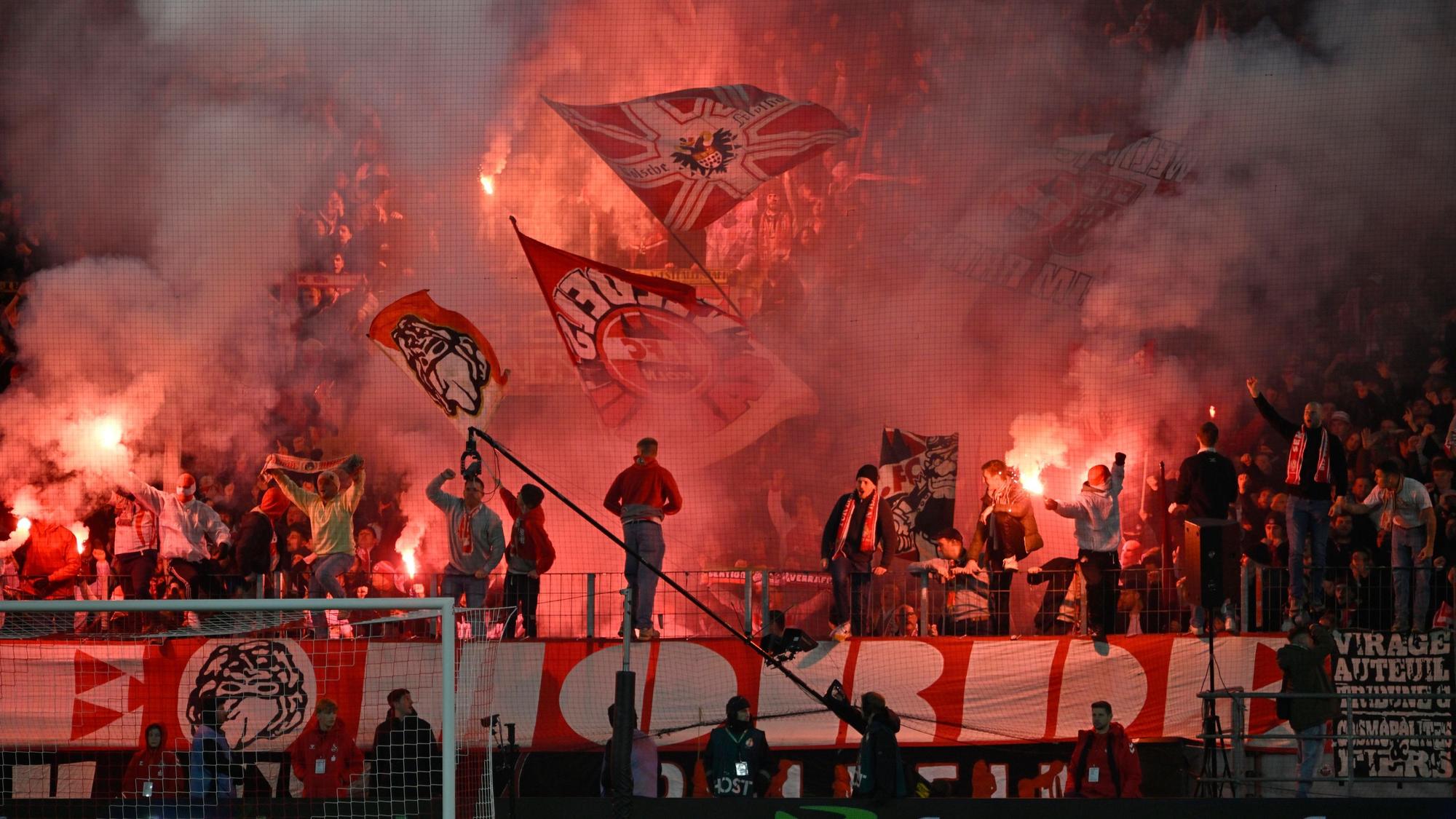 Teurer Spaß: FC-Fans während des Pokalspiels gegen Hertha BSC im Dezember 2024. Die Pyroshow kostete den 1. FC Köln 290.600 Euro.