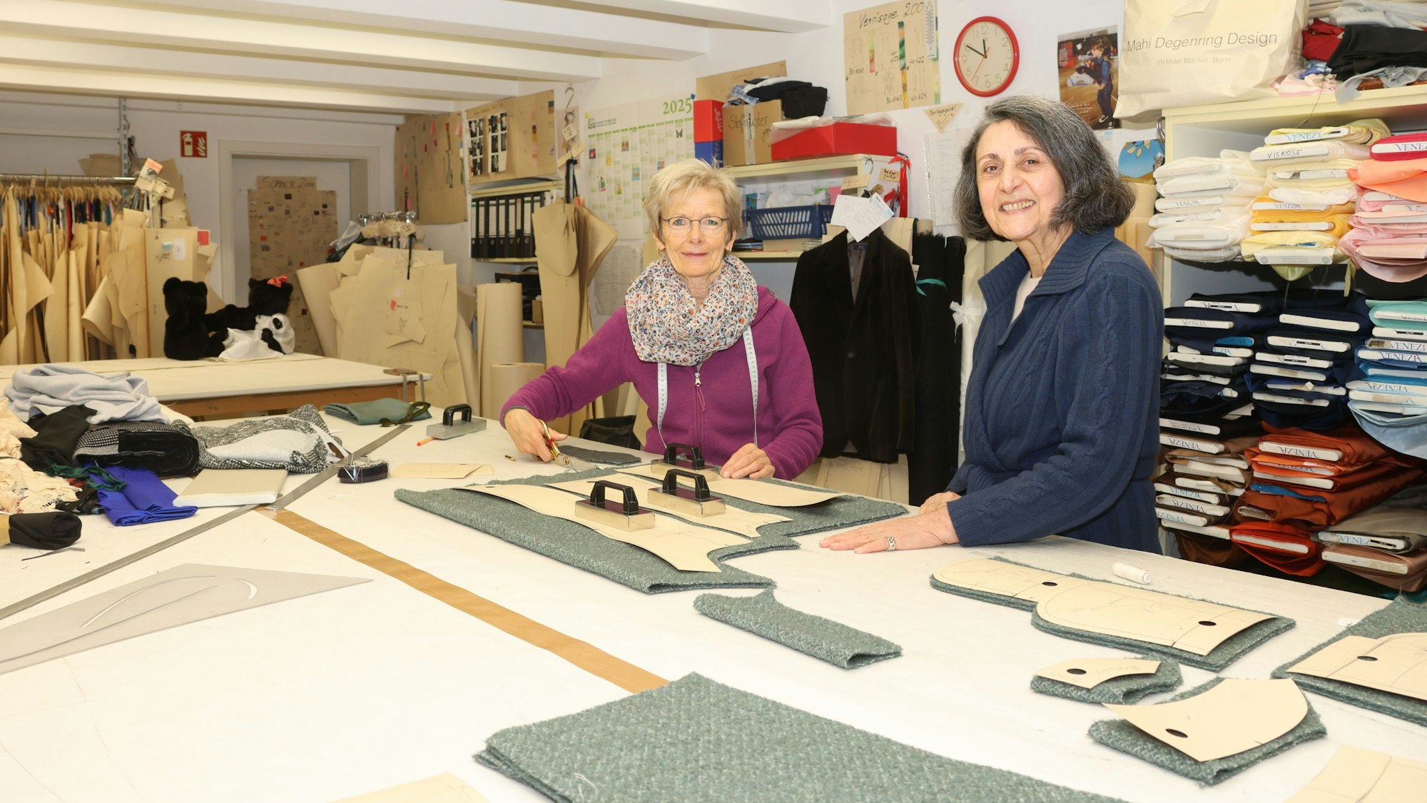 Mitarbeiterin Christa Nolden im Zuschnittraum.