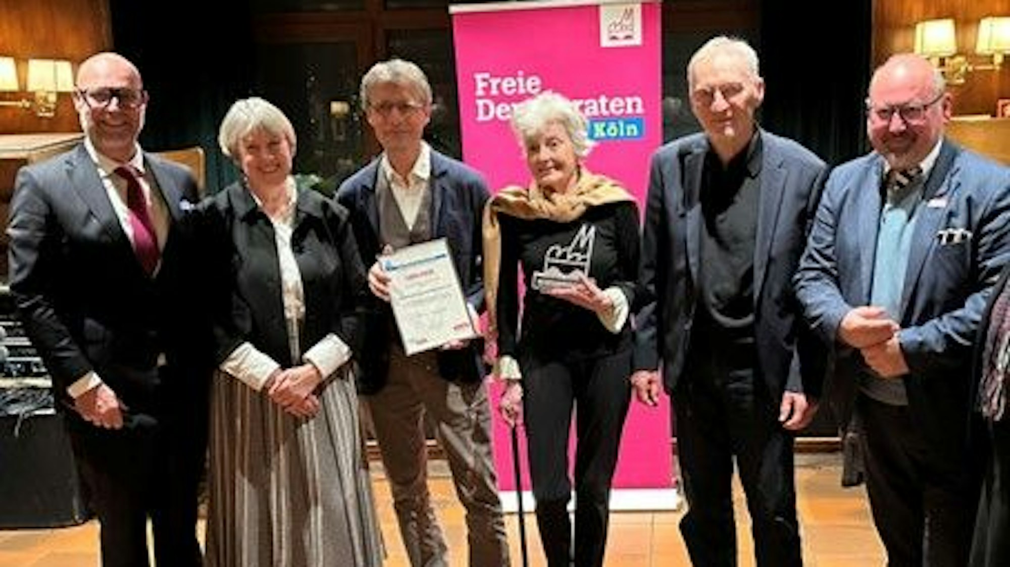 Förderkreisvorsitzender Sebastian Engelhardt (3. v.l.) nimmt den Friedrich-Jacobs-Preis entgegen.