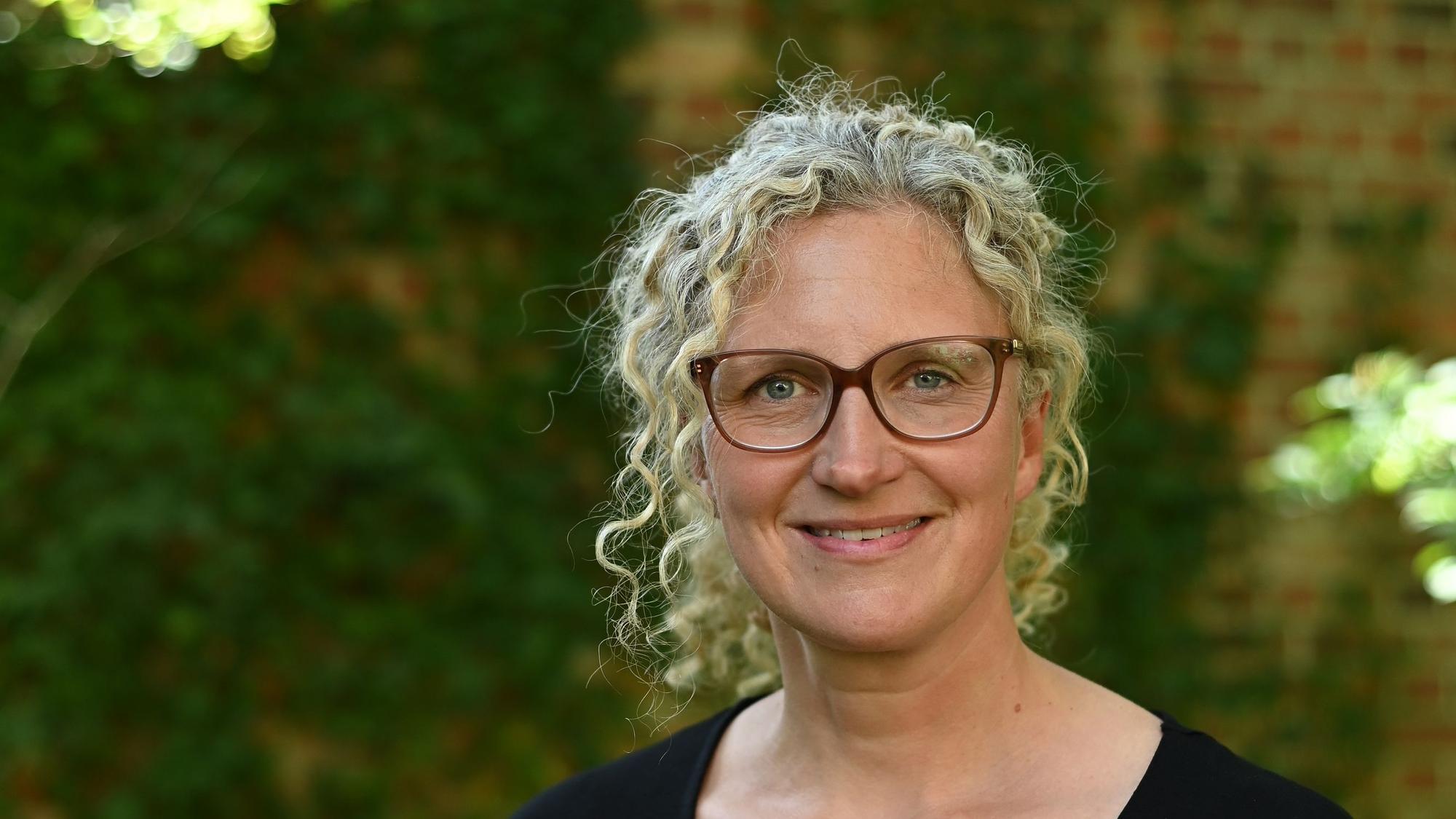 Dagmar Fox lächelt in die Kamera.