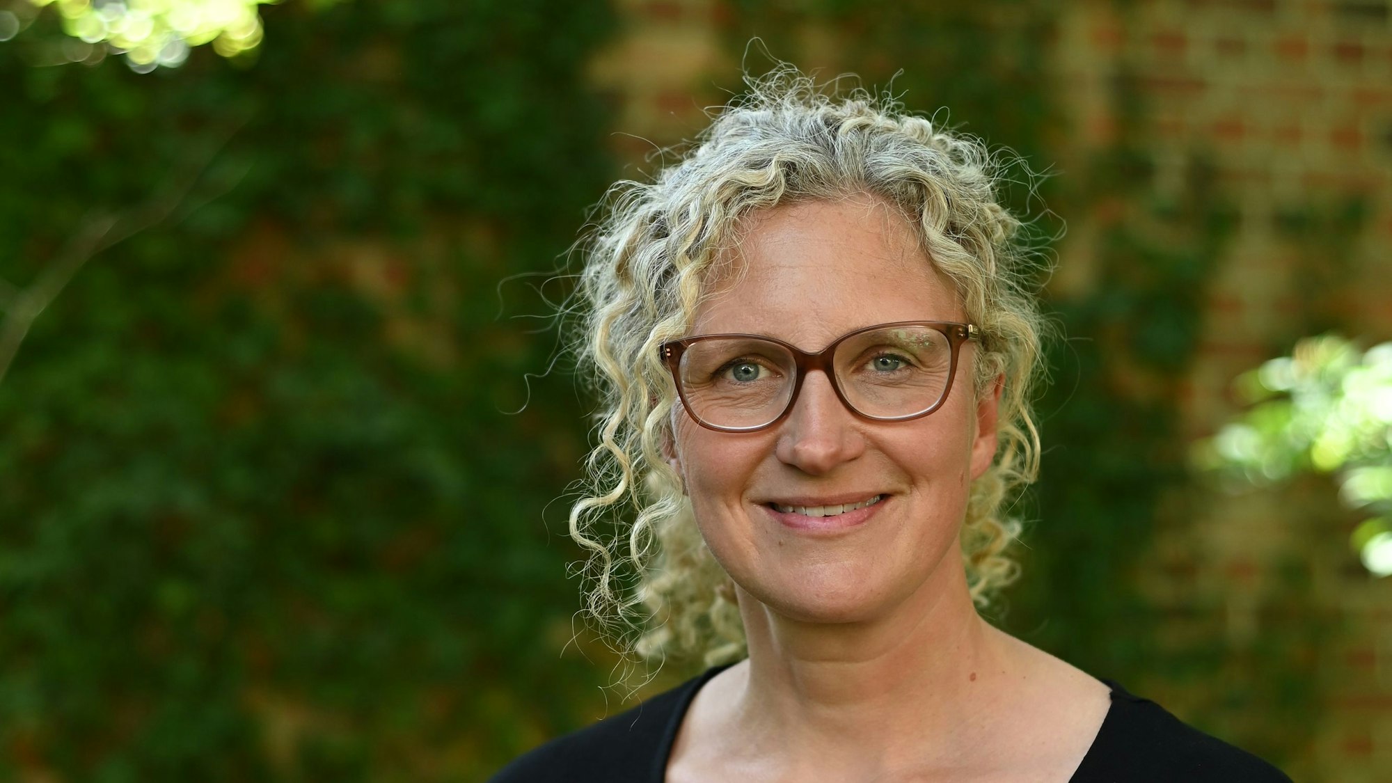 Dagmar Fox lächelt in die Kamera.