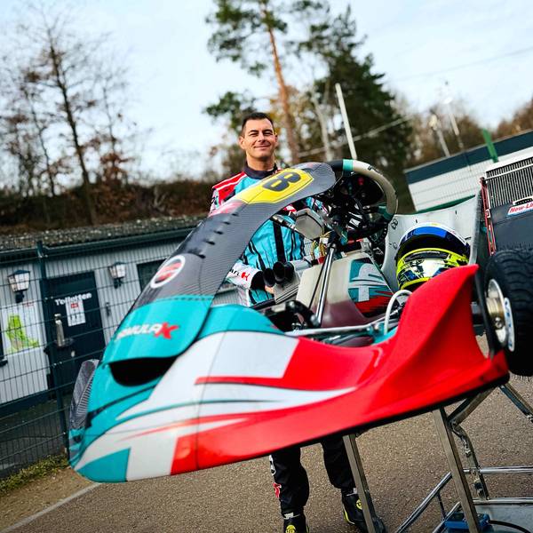 Rennfahrer Tobias Müller steht hinter seinem Rennkart