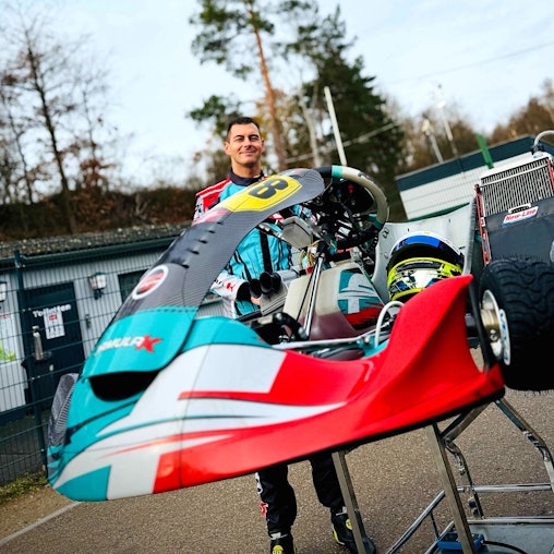 Rennfahrer Tobias Müller steht hinter seinem Rennkart