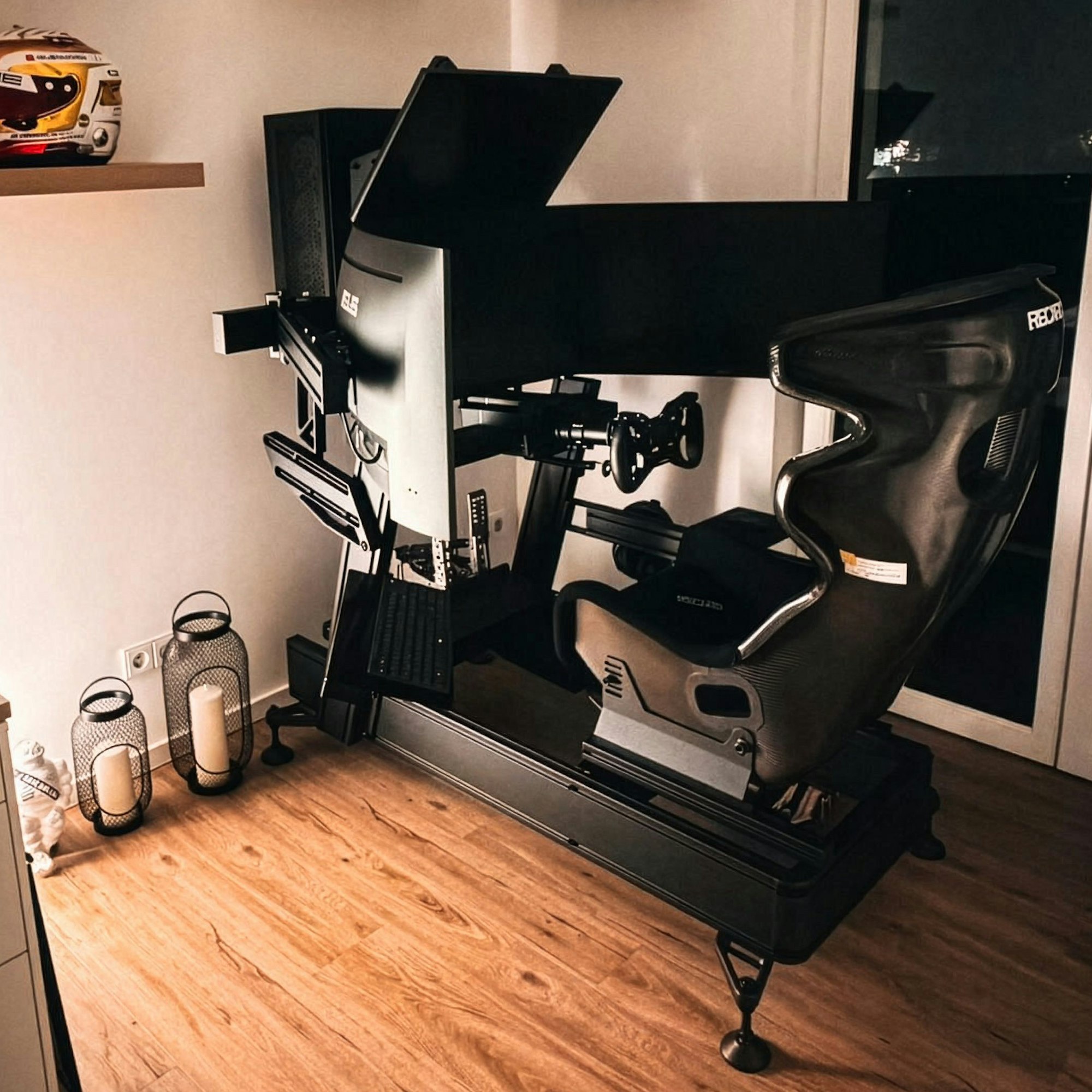 In seiner Wohnung hat Alexander Hardt einen Simulator aufgebaut. Auf einem Regal an der Wand liegt sein Helm.