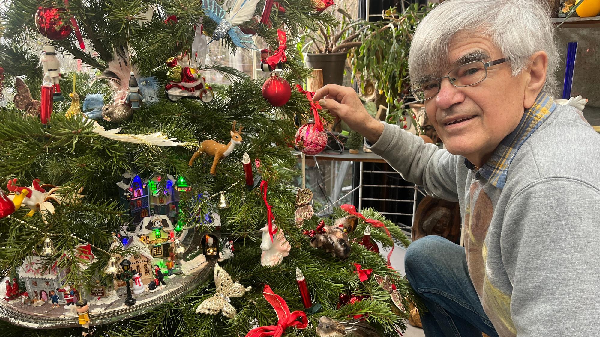 Ulli Bielke hat seit Jahren schon eine Eisenbahn in seinen Weihnachtsbaum eingebaut, neben vielen selbst bemalten Kugeln und anderem herrlichen Weihnachtskitsch.
