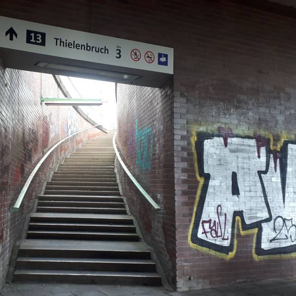 Der Treppenaufgang zum Haltepunkt der Linie 13 Slabystraße ist zu sehen.