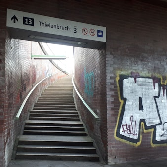 Der Treppenaufgang zum Haltepunkt der Linie 13 Slabystraße ist zu sehen.