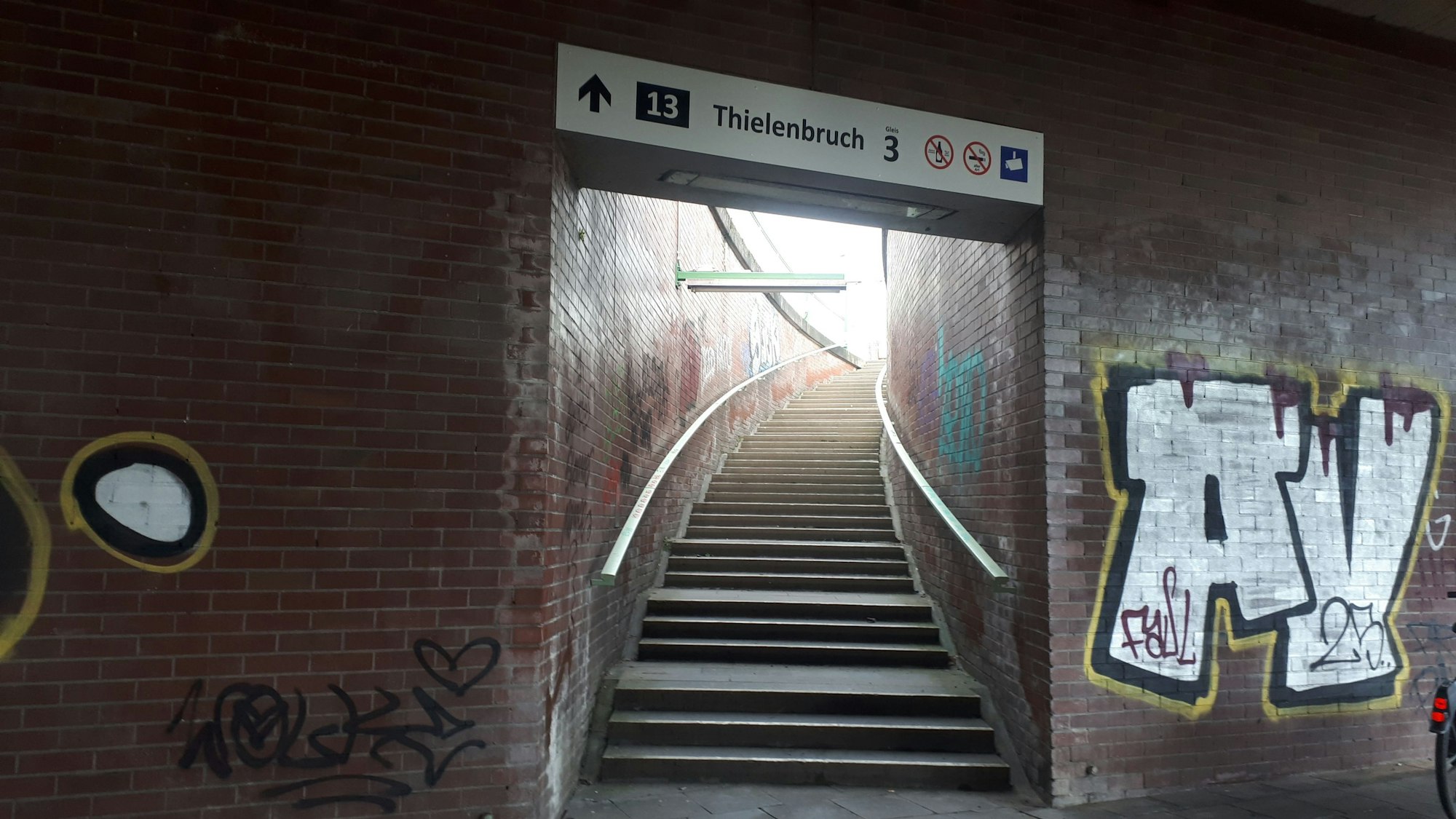 Der Treppenaufgang zum Haltepunkt der Linie 13 Slabystraße ist zu sehen.