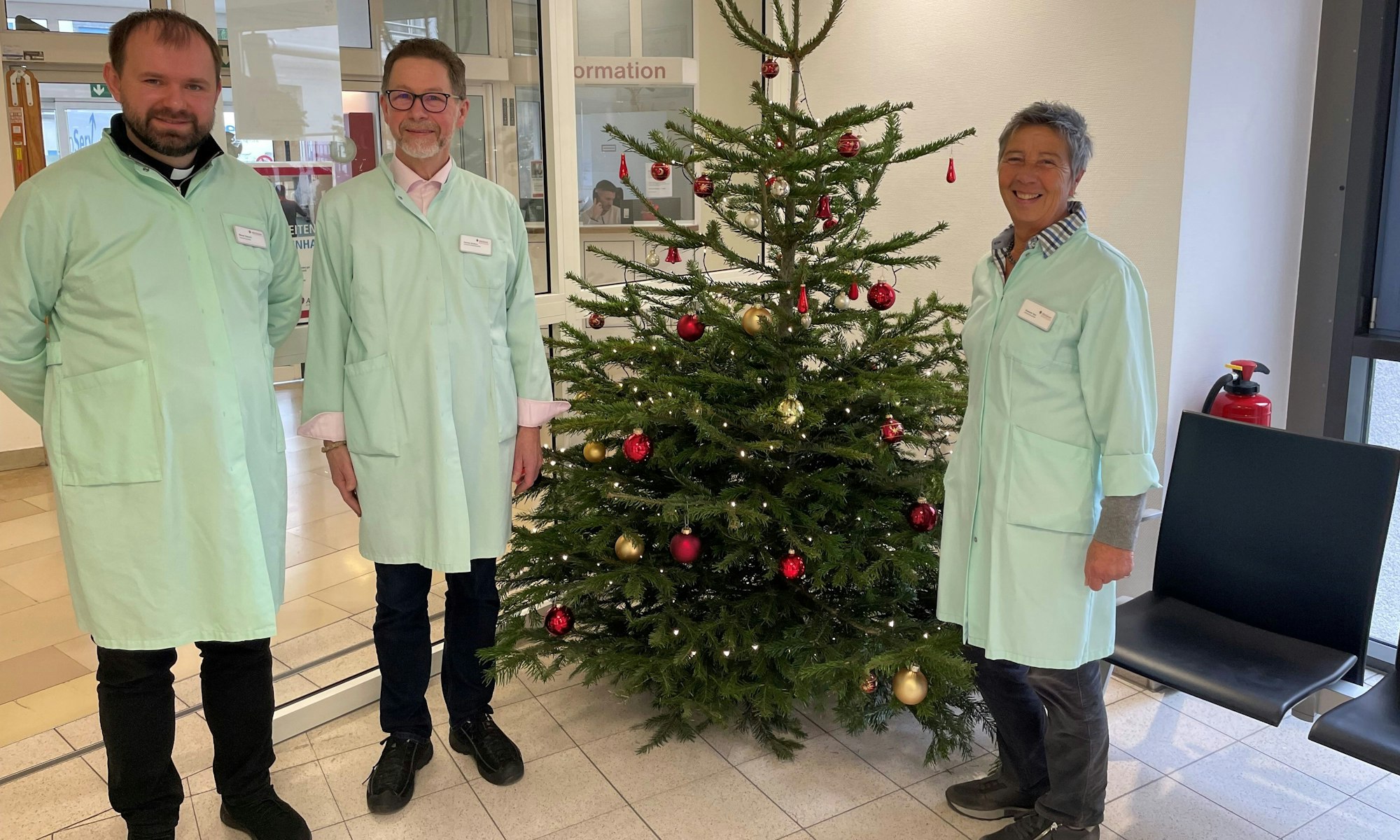 Heinrich Streibon mit den Ehrenamtlern Elisabeth Stihl und Marek Osiecki.