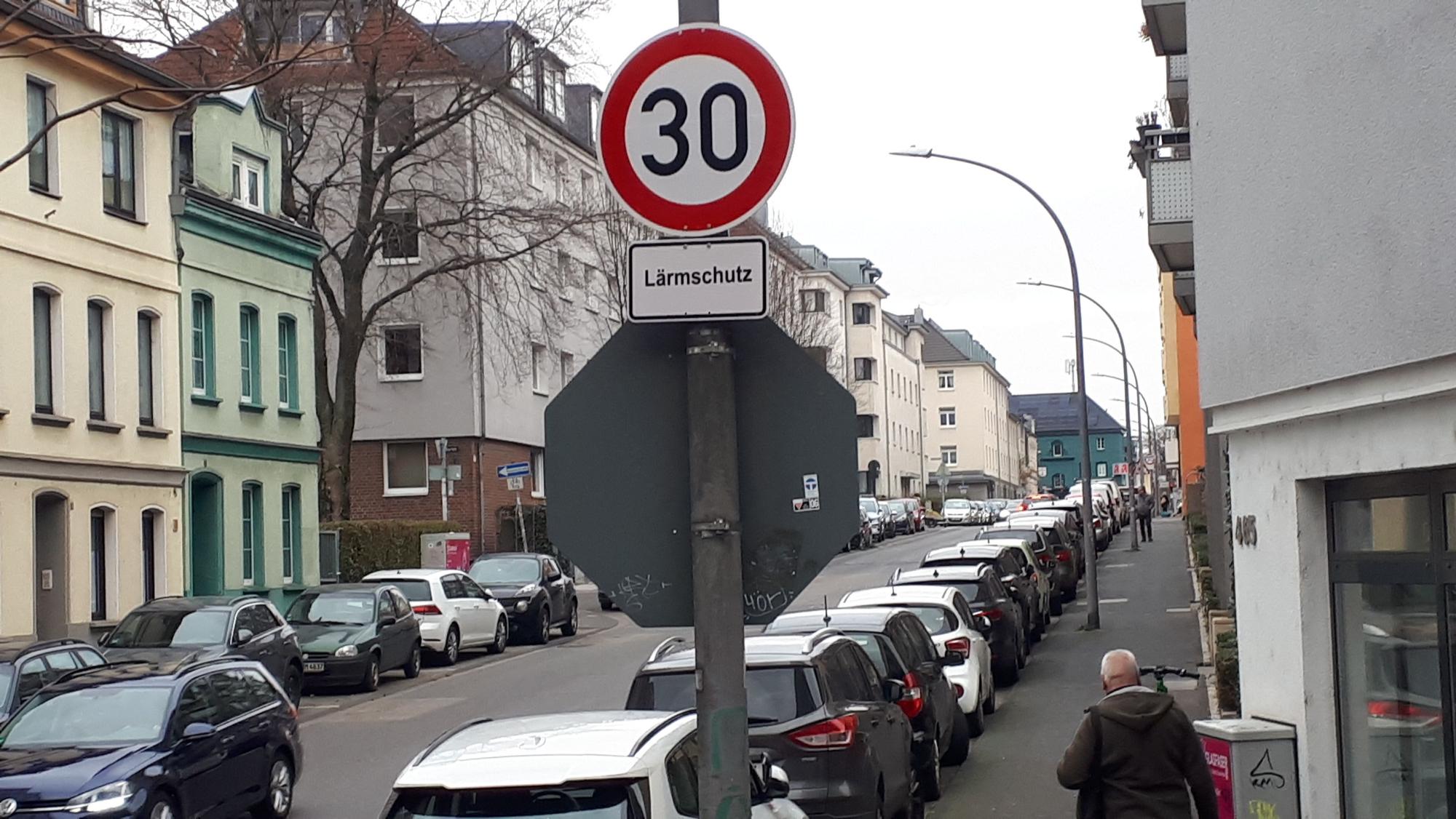 Ein Schild an einer Straße fordert Tempo 30.