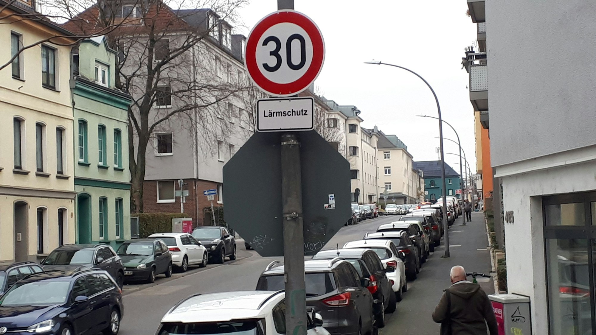 Ein Schild an einer Straße fordert Tempo 30.