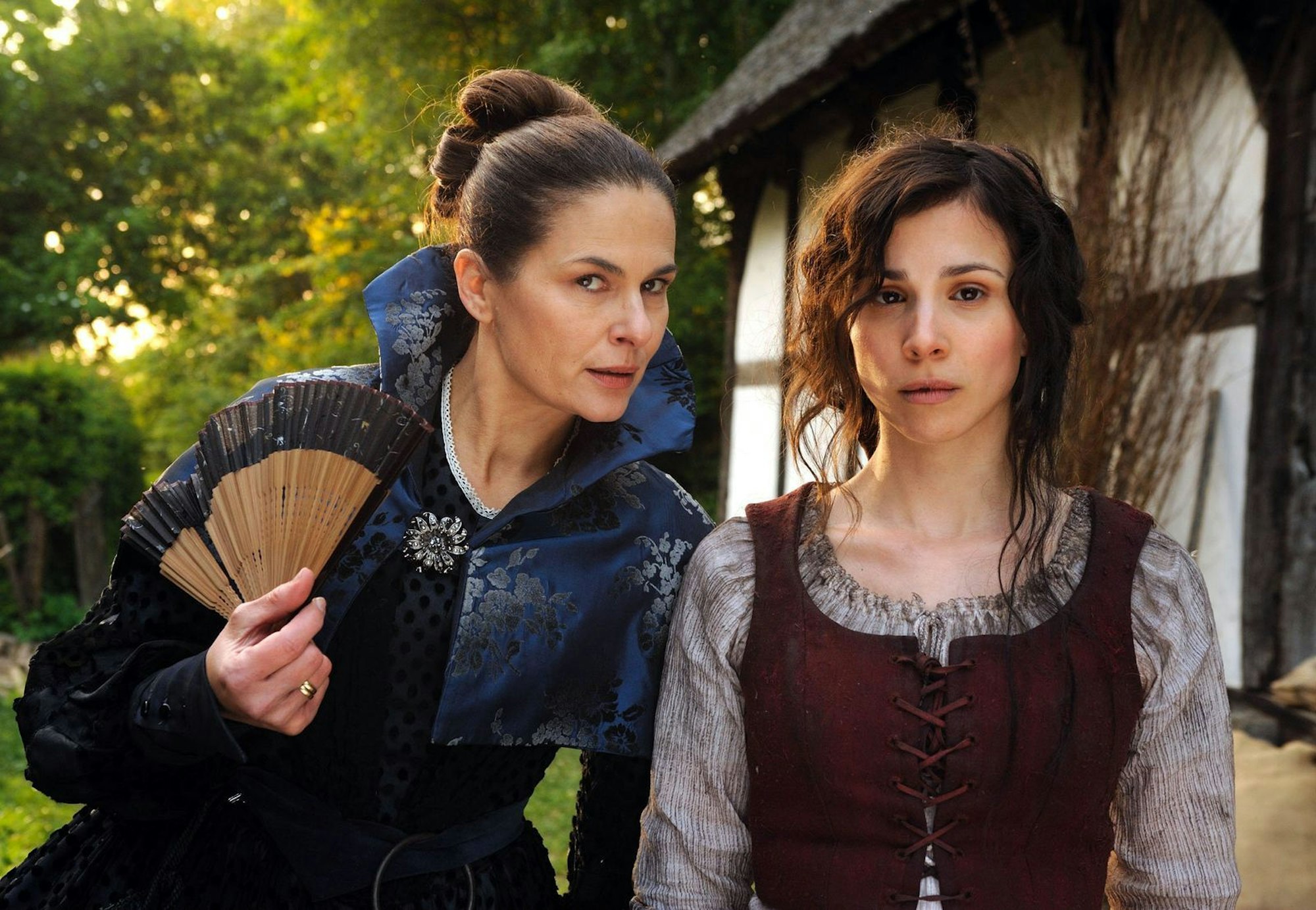 Stiefmutter Barbara (Barbara Auer, links) behandelt Aschenputtel (Aylin Tezel) wie eine Dienstmagd. (Bild: WDR/Hardy Spitz)