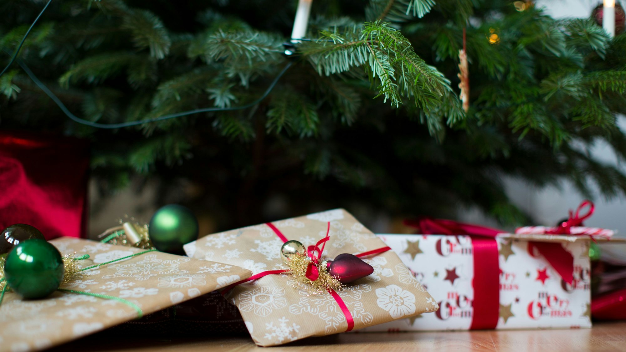 Das Foto zeigt Geschenke unter einem Weihnachtsbaum