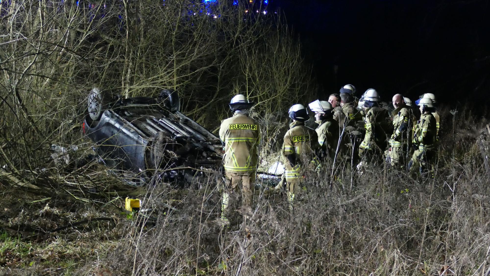 Feuerwehrleute begutachten das Wrack.
