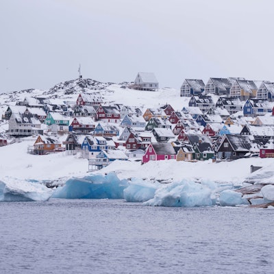 Grönland: Bunte, schneebedeckte Häuser in Nuuk. Die USA sind sehr an der arktischen Insel interessiert.