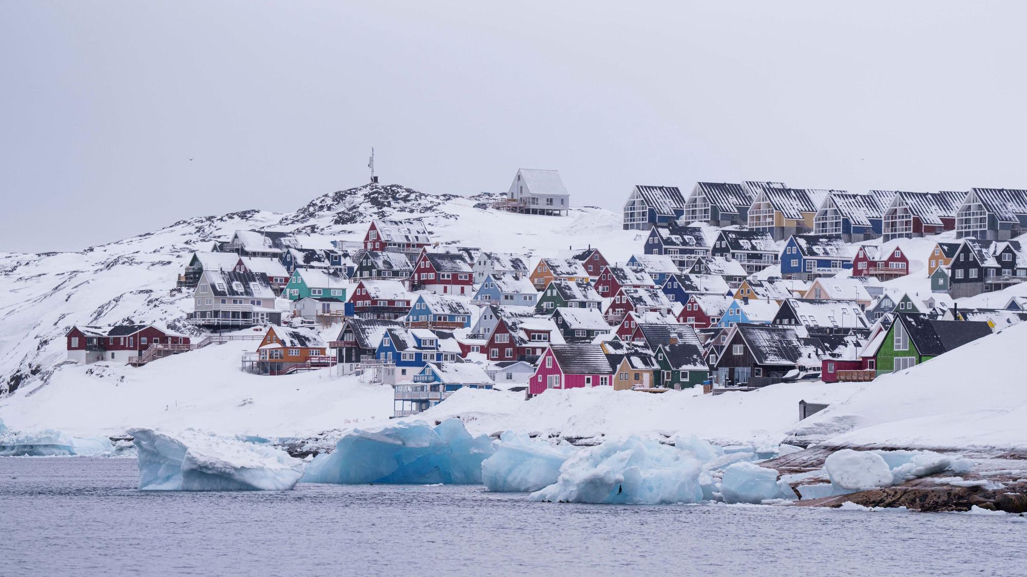 Grönland: Bunte, schneebedeckte Häuser in Nuuk. Die USA sind sehr an der arktischen Insel interessiert.