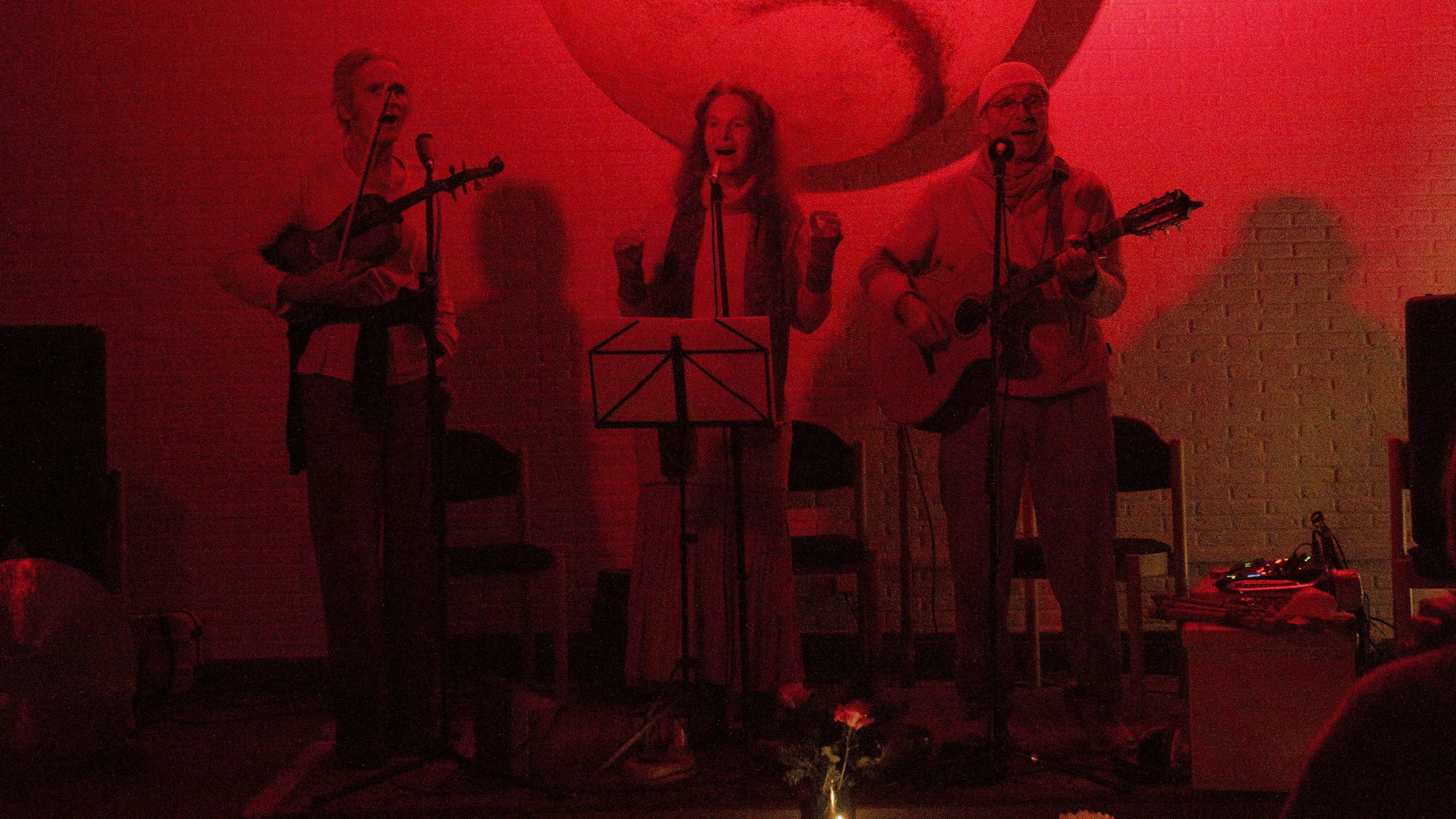 Kling Glöckchen klingelingeling: In Bierenbach luden (v.l.) Thomas Kagermann, Jutta Reichardt und Christian Bollmann zum Mitsingen ein.
