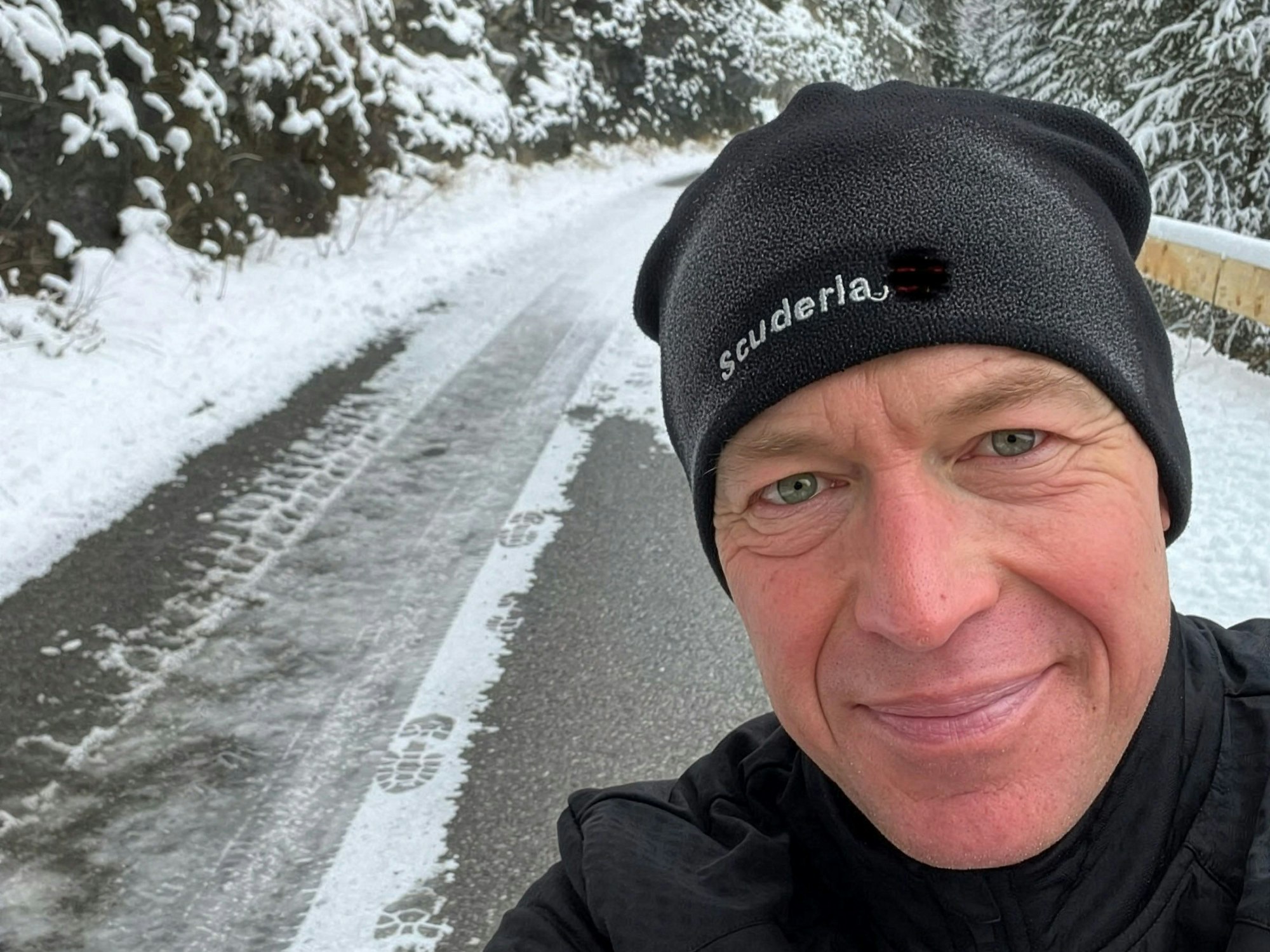 Frank Stippler mit Scuderia-Mütze im verschneiten Österreich.