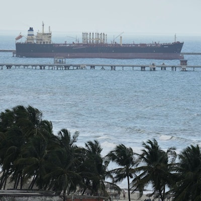 Der Öltanker Evana liegt im Hafen von El Palito in Puerto Cabello vor Anker.